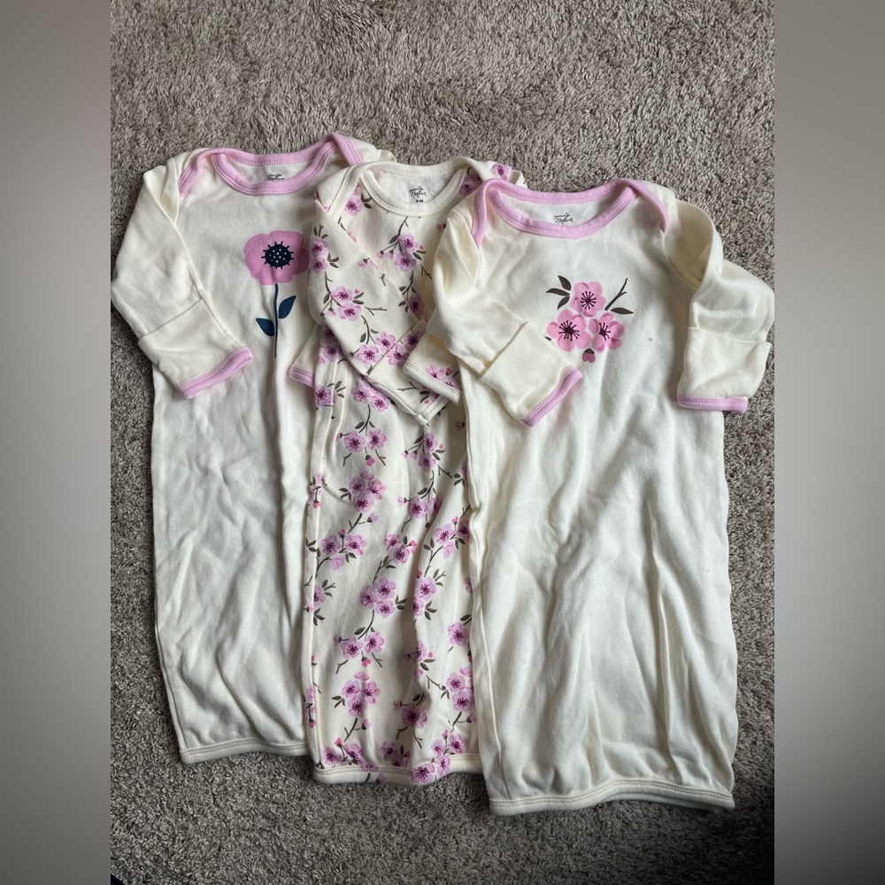 THREE Touched by Nature size 0-6 months sleep gowns